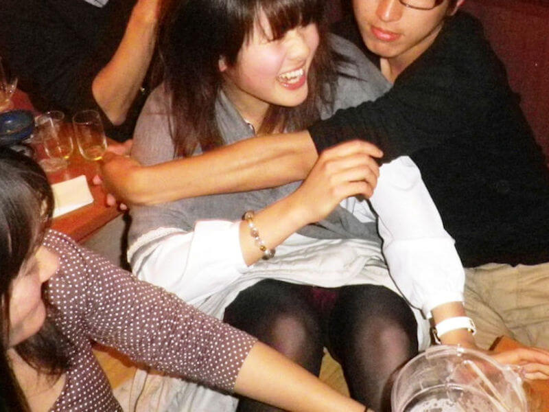 お酒で緩む飲み会パンチラエロ画像