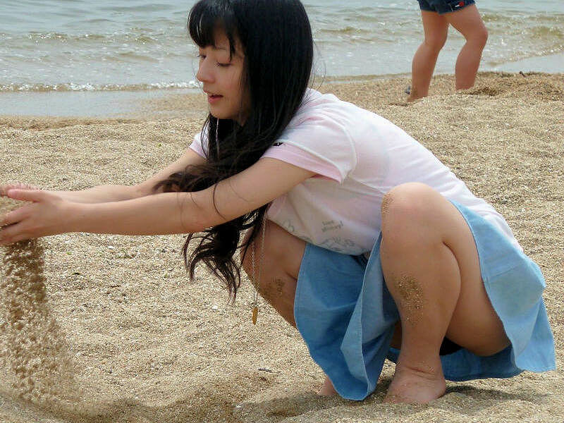 砂浜で砂遊びパンチラしてるエロ画像