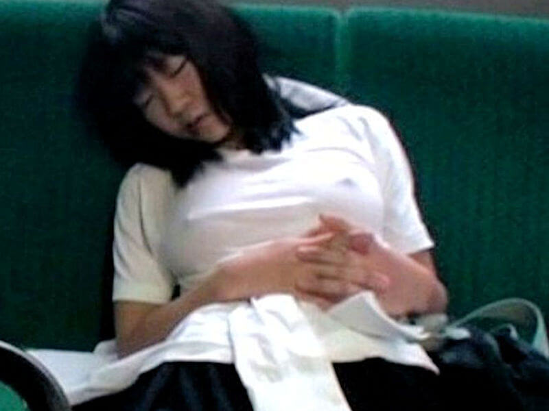 ノーブラJK 女子高生の透け乳首画像
