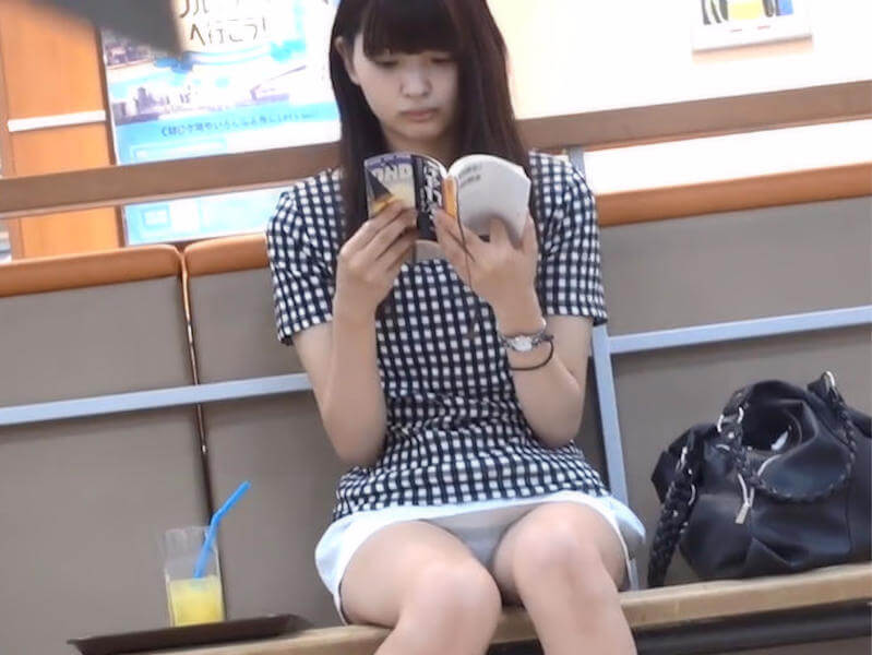 座りパンチラ女子の街中盗撮画像集