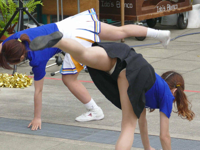 チアリーダーパンチラハプニングのエロ画像 