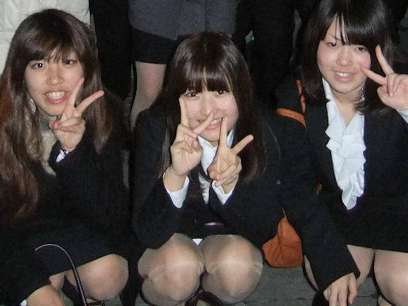 リクルートスーツOLの集合写真パンチラ画像 