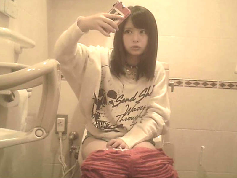 可愛い女子がトイレでおしっこするエロ画像 