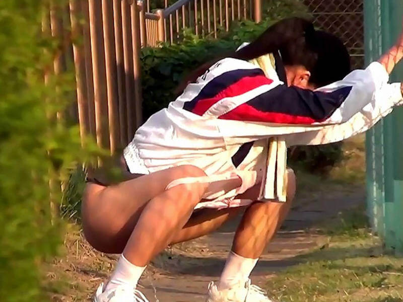 野外おしっこ見物のエロ画像 