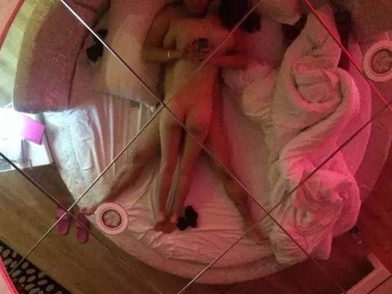 鏡張り部屋のラブホヌード画像 