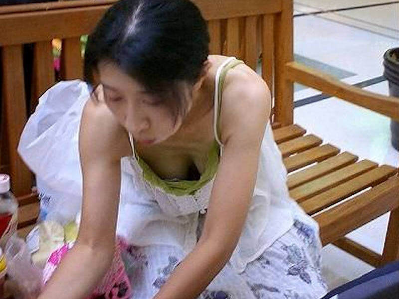 熟女狙いの街撮りエロ画像